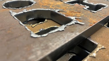 Autogenously cut flame-cut part before deburring with the deburring machine