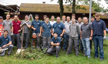 Les apprentis et la direction ouvrent la voie aux chiens de sauvetage