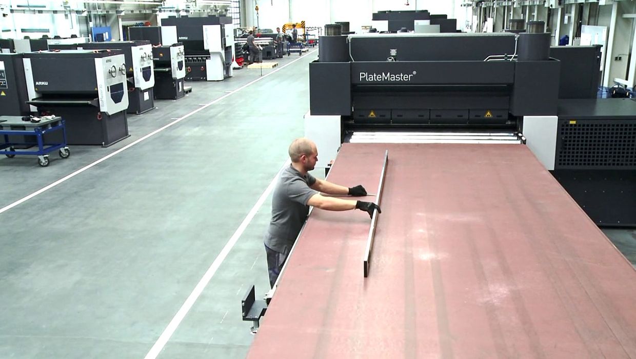 PlateMaster leveling machine with operator