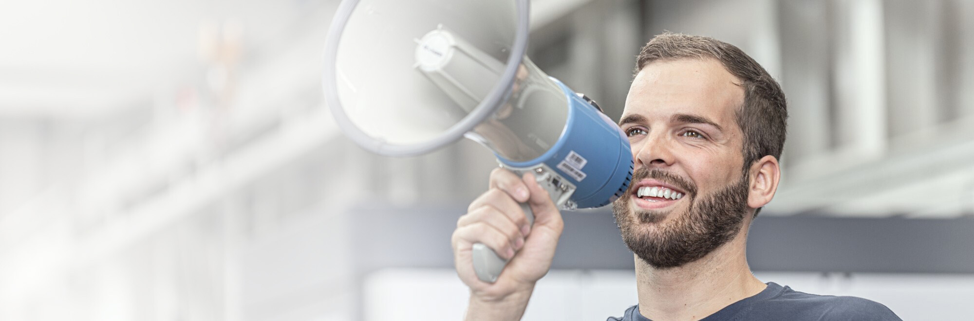 Mann mit Megaphone