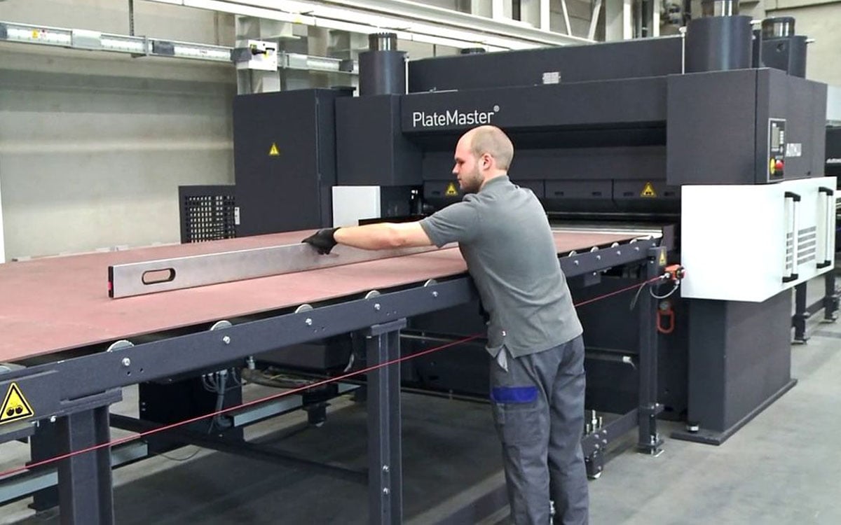 Measuring a sheet metal plate on the leveling machine