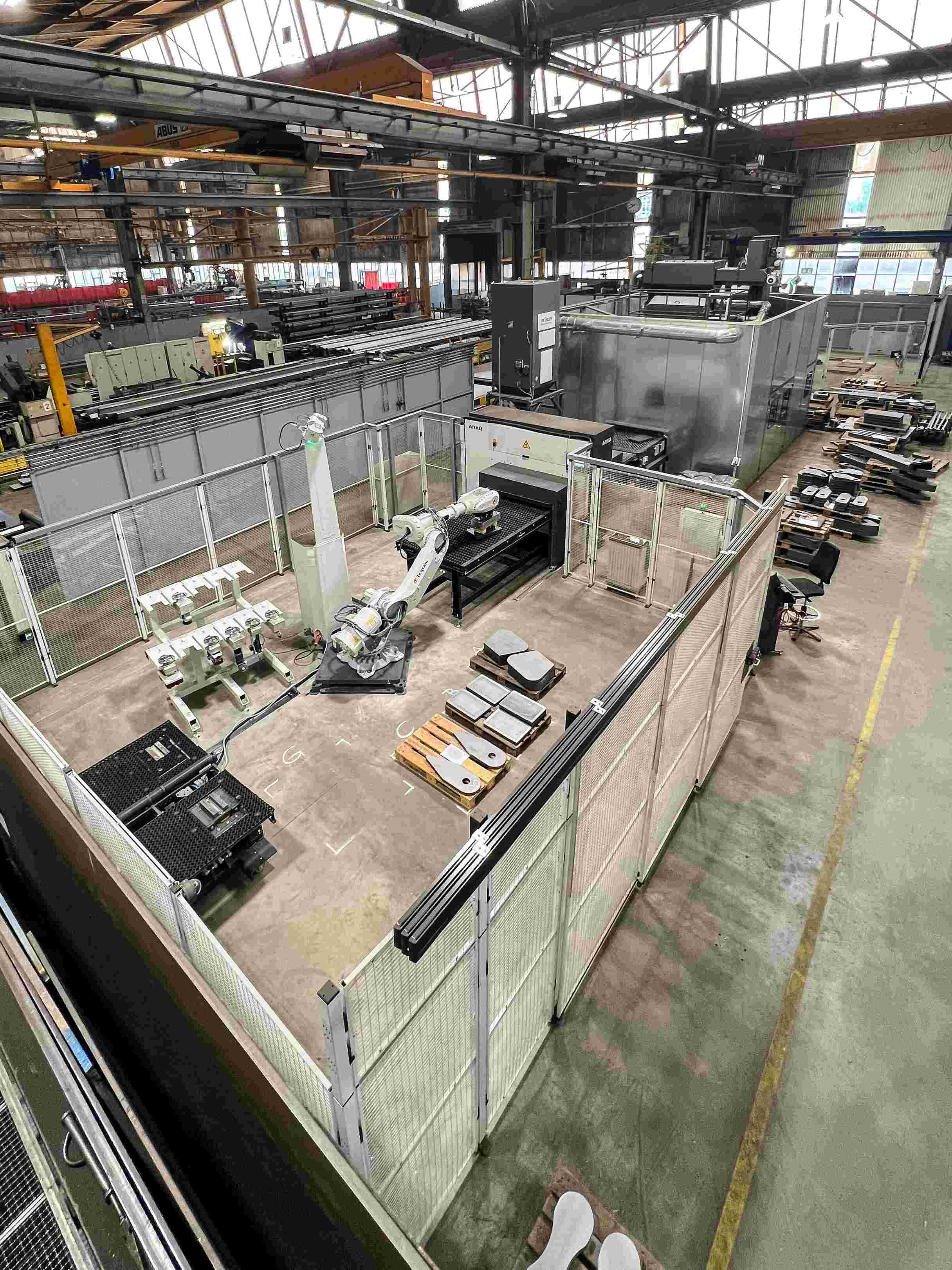 Zrównoważona produkcja żurawi: Liebherr inwestuje w urządzenie do obróbki metalu